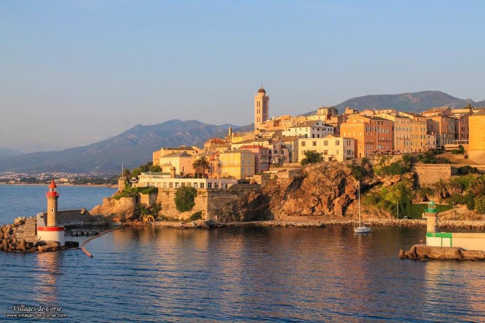 Au centre de Bastia Les Voyageurs